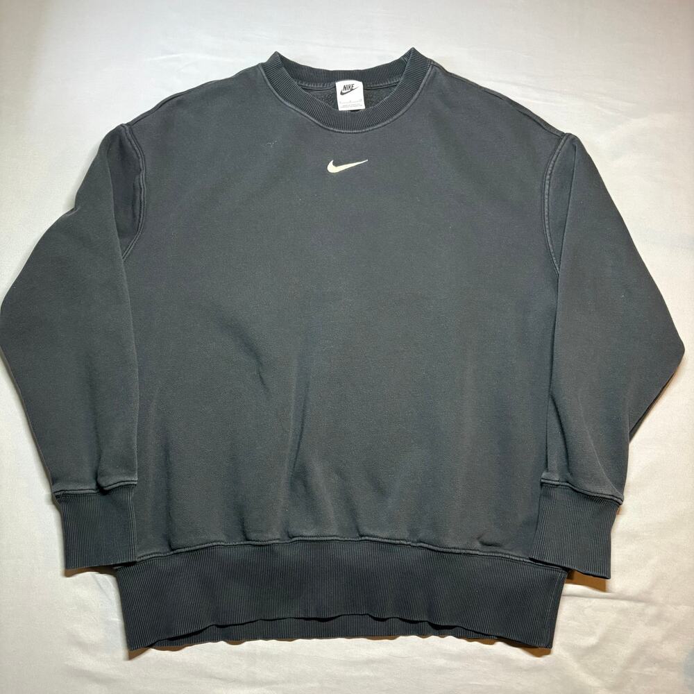 Nike mini swoosh black crewneck
